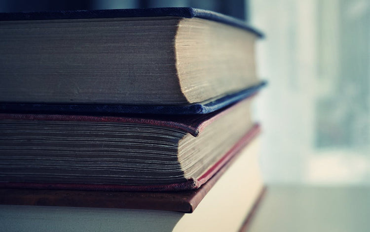 Stapel Bücher zur Krisenvorsorge – Die 7 besten Empfehlungen