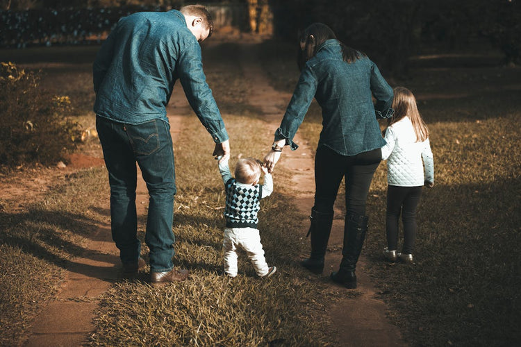 Familie mit Kindern bei gemeinsamer Aktivität – Krisenvorsorge für Familien planen