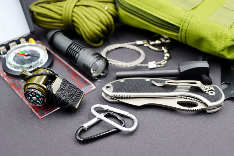 Survival-Kit mit Kompass, Messer, Karabiner, Taschenlampe und Seil – Grundausstattung für Krisenvorsorge-Einsteiger