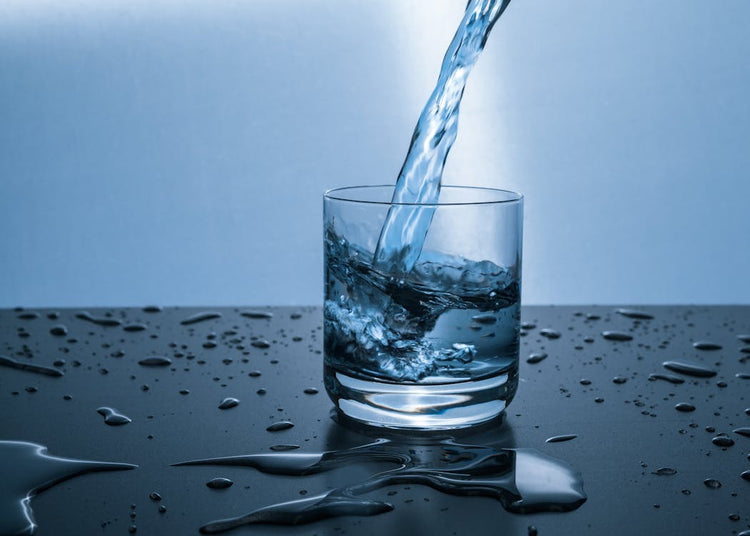 Klares sauberes Trinkwasser im Glas – Wasseraufbereitung mit Micropur Classic und Forte