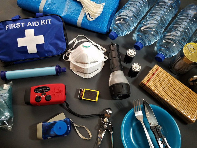 Notvorrat-Set mit Wasserflaschen, Taschenlampe, Erste-Hilfe-Koffer und Radio – Krisenvorsorge-Ausstattung