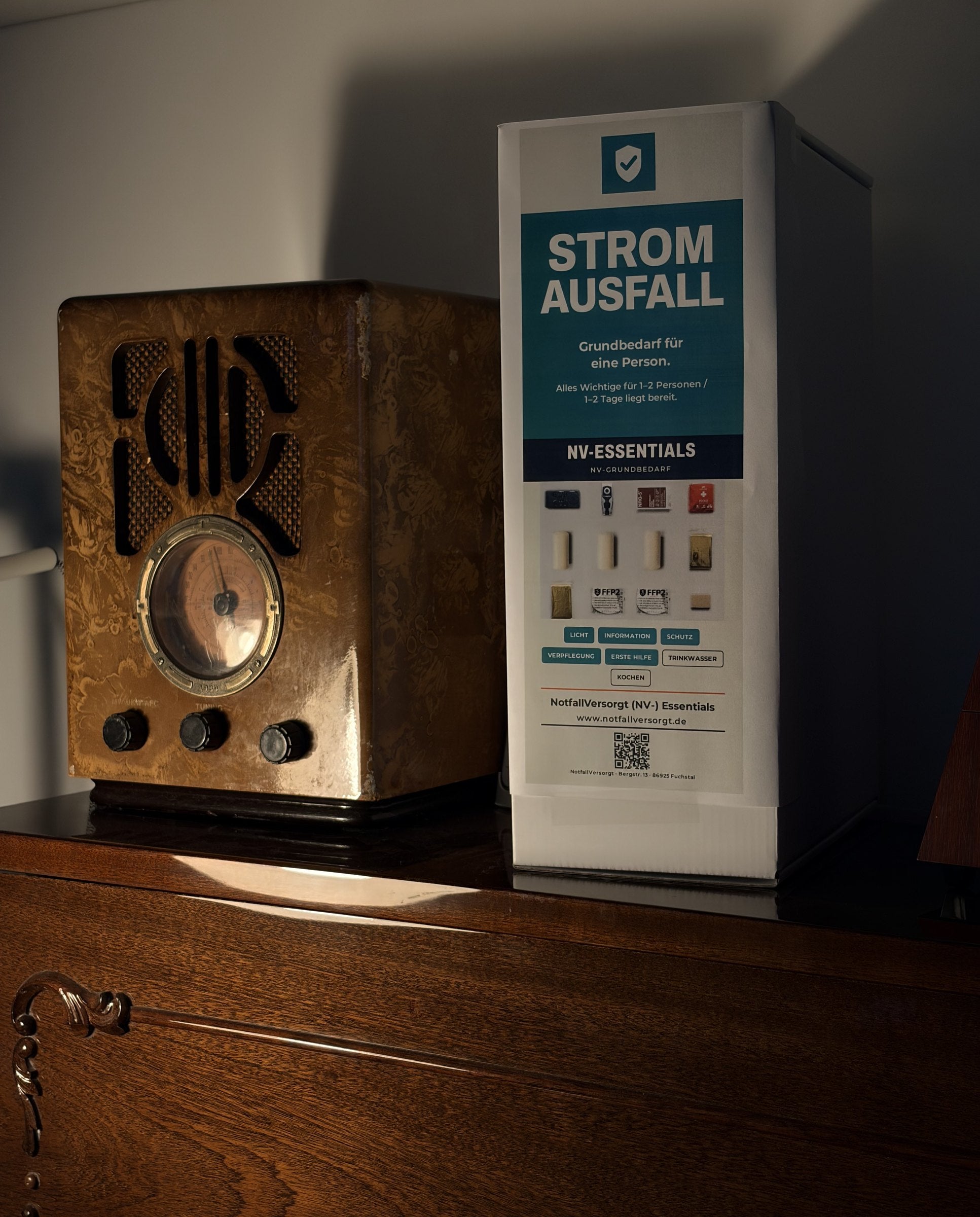 Die verschlossene NV-Essentials steht neben einem alten Röhrenradio auf dem Klavier im Wohnzimmer